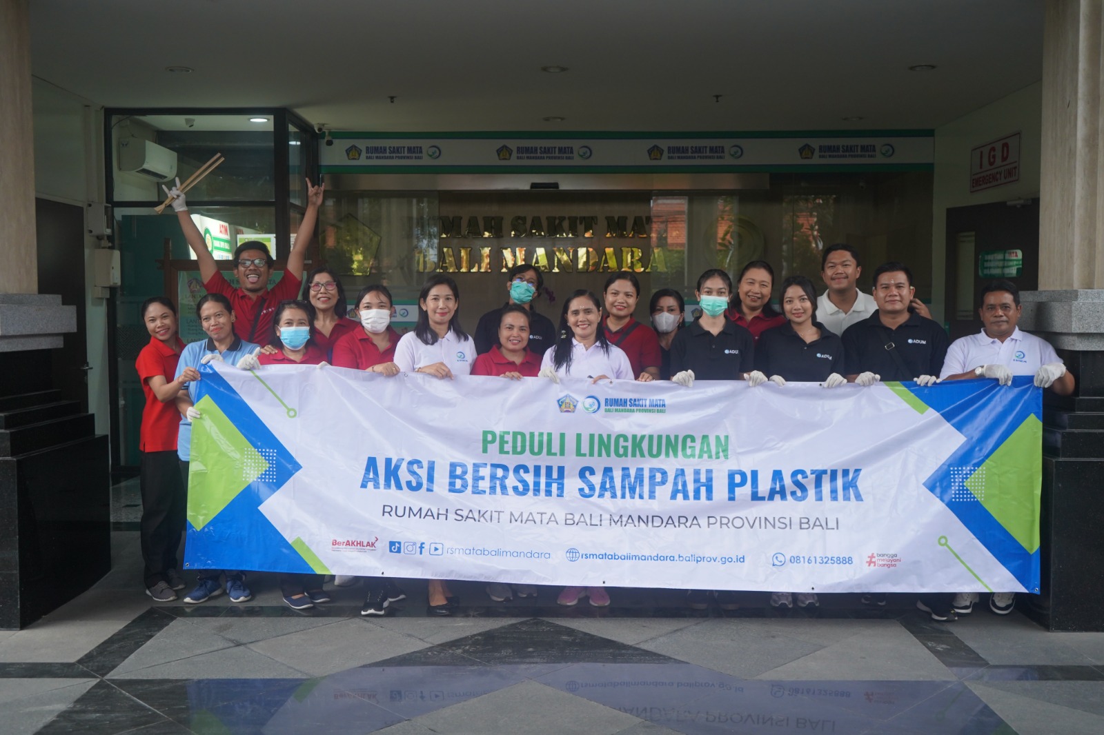 Bersih Sampah Plastik dan Pembagian Bendera. Rangkaian Kegiatan Bulan Bung Karno Tahun 2025