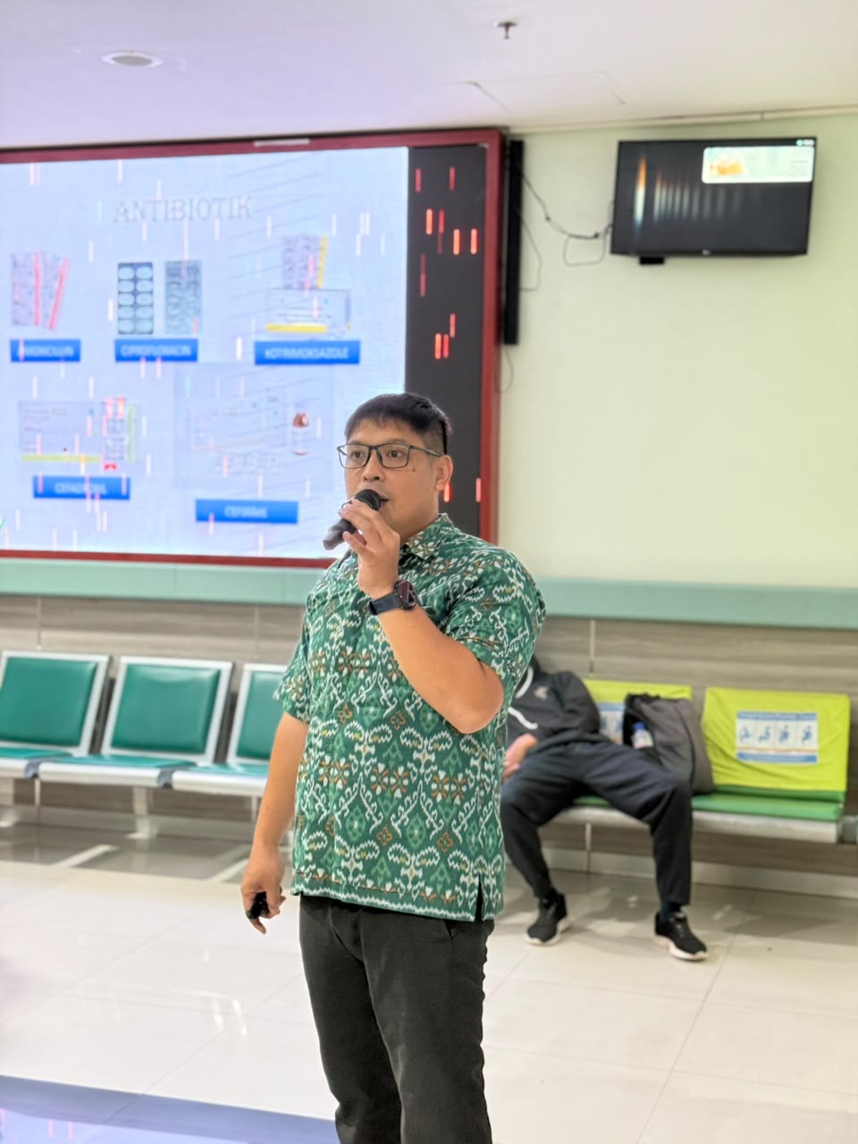 Kegiatan Penyuluhan Smart Friday dengan topik “Antibiotik dan Resistensi Antimikroba”